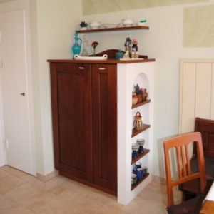 Dieses auflockerndes Trockenbauregal ziert die ansonsten trostlose Seitenwand des Apothekerschrankes und schenkt Platz für liebgewonnene Deko.